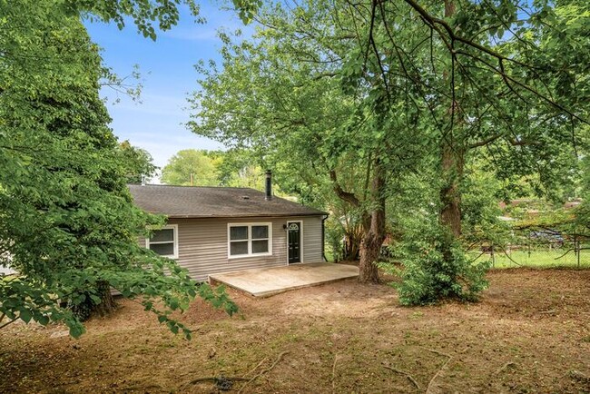 Building Photo - Home off Freeman Mill, Living Room Plus De...