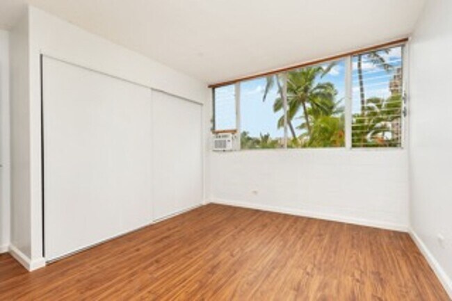 Building Photo - Move-In Ready Salt Lake Condo – Freshly Up...