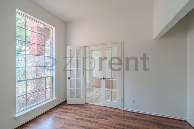Building Photo - Unit
