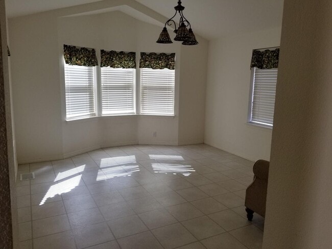 Building Photo - Oak View- Three bedroom home with Mountain...