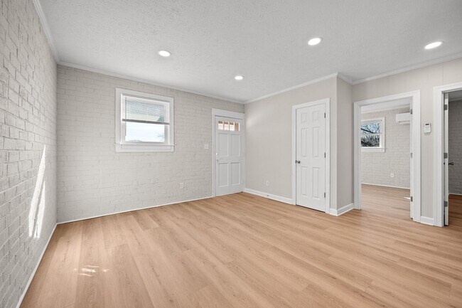 Building Photo - 5009 Oxford St