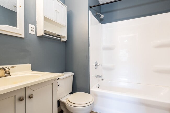 Building Photo - Spacious 2 bedroom/1 bathroom House in Cou...