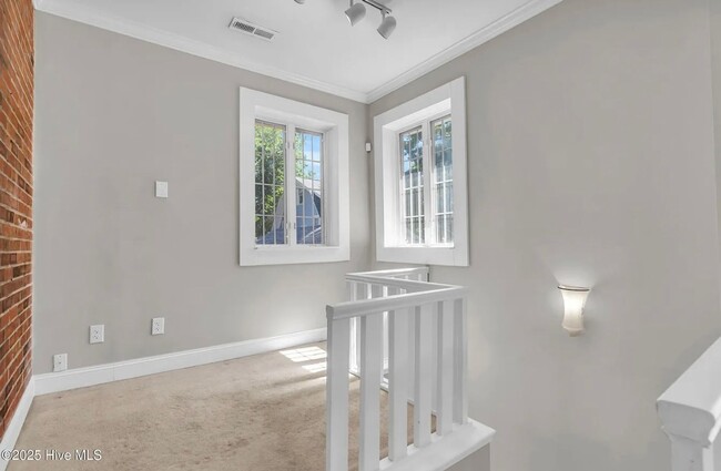 Building Photo - 3 Bed 3 Bath Historic Home