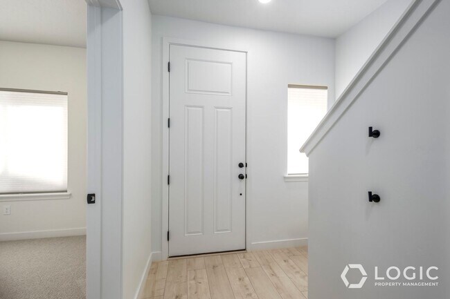 Building Photo - Beautiful Townhome in Herriman UT