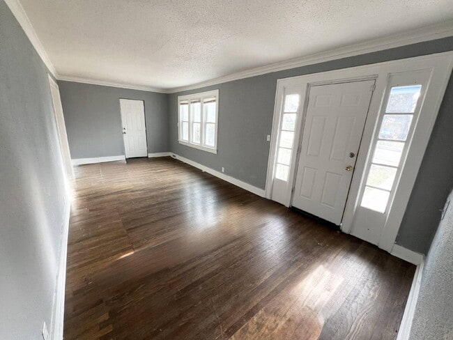 Building Photo - Beautiful 3 Bedroom , 2-Bath Home In Kansas City