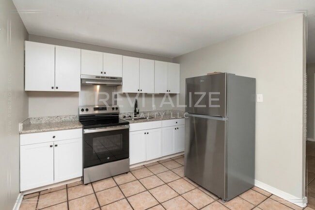 Building Photo - 3 Bed/1 Bath Home with Large Yard and Fence!