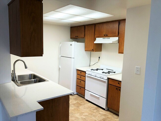 Building Photo - Spacious, bright and HUGE 2bd/1ba + 2 park...