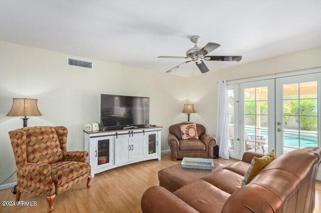 Building Photo - 2447 W Mandalay Ln