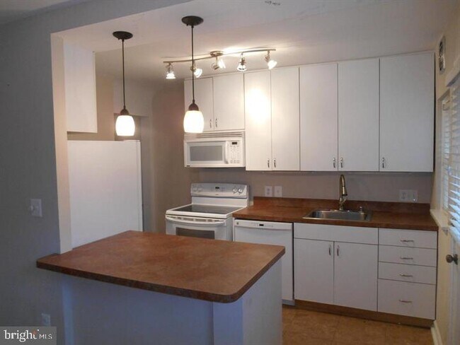 Building Photo - 3435 S Stafford St