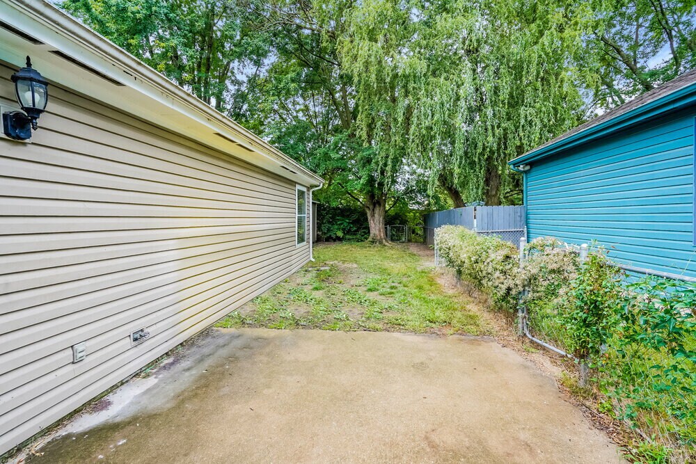 Building Photo - 5761 Pilgrim Dr