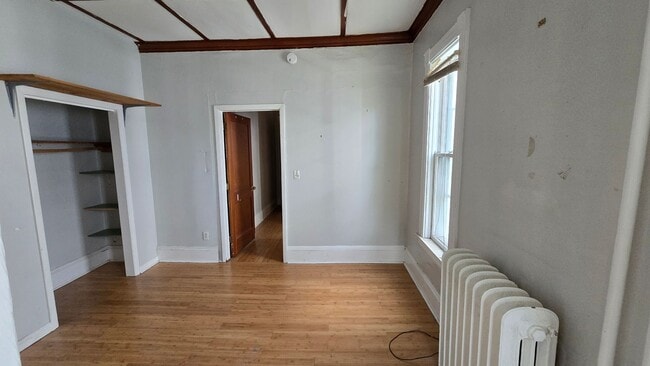 Building Photo - 3 Bedroom Apartment in Burlington VT Available NOW! OFF STREET PARKING, LAUNDRY, HEAT INCLUDED.