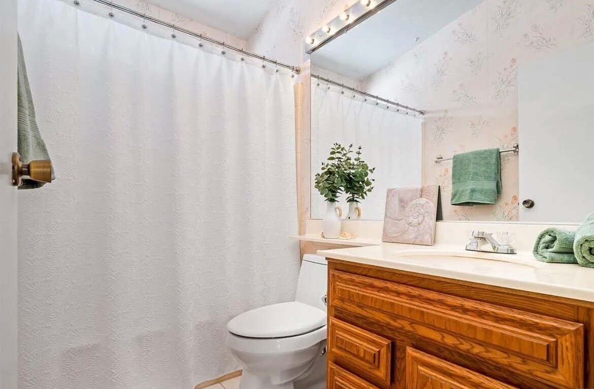 Guest bath - 2010 W San Marcos Blvd