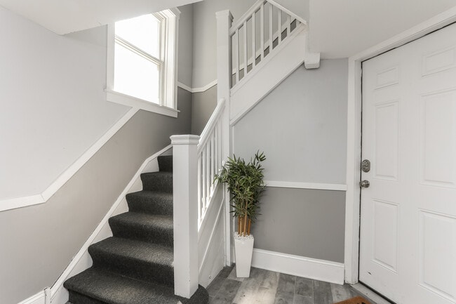 Building Photo - 2647 W Potomac Ave