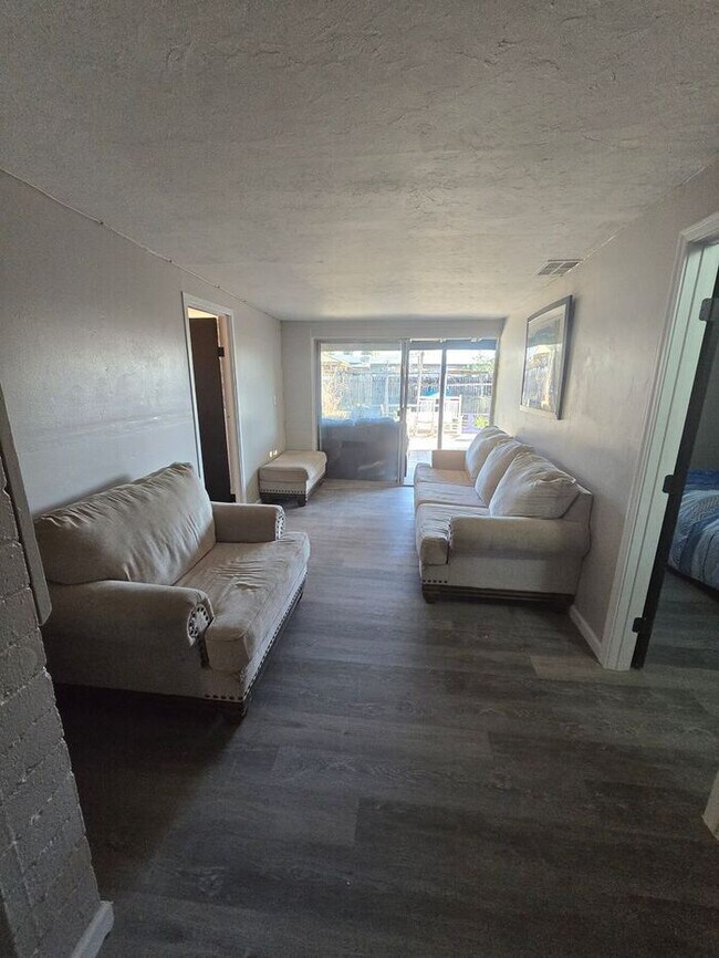 Building Photo - Rooms for Rent – Furnished, Lockable, & Private Backyard! 6 Spots Open.