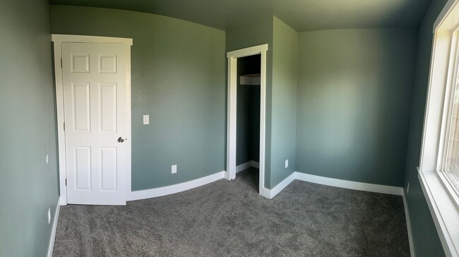 Building Photo - 5 bedroom in Briarwood - Water/Sewer/Trash PAID