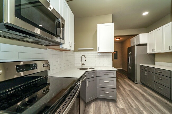 Building Photo - Kent Duplex LOWER Unit with Huge Yard & Private Feel