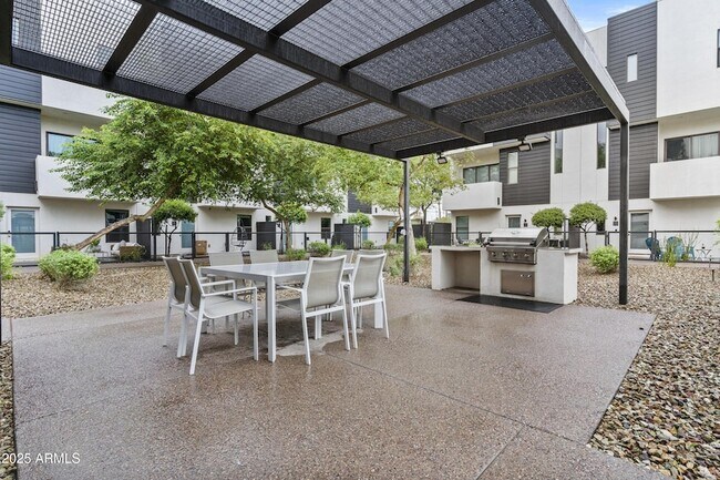 Building Photo - 325 E Coronado Rd