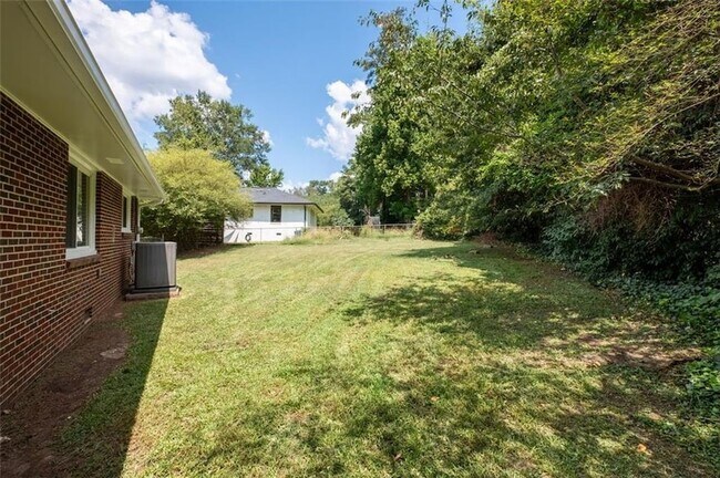 Building Photo - 208 Yancy Dr SE