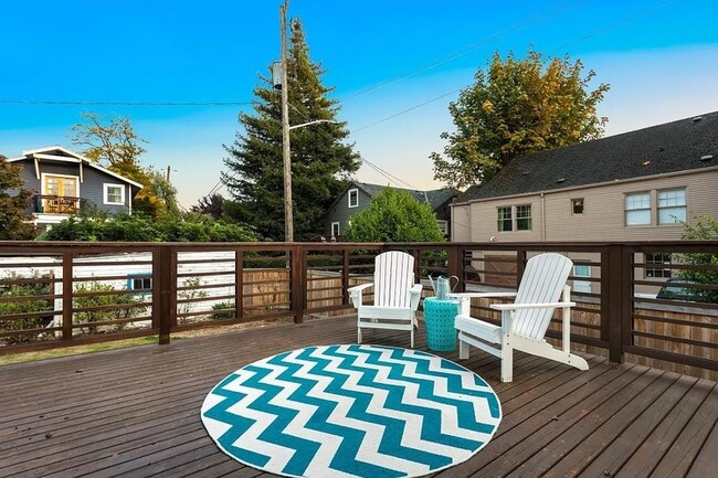 Building Photo - 2610 Glenwilde Pl E