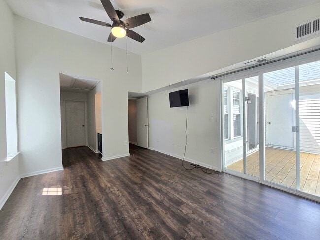 Building Photo - 3431 Lakeside View Dr