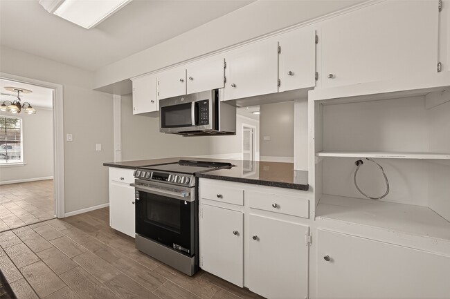 Building Photo - 9502 Skyline Dr