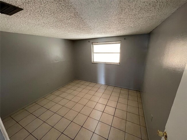 Building Photo - 4136 Shoreline Dr