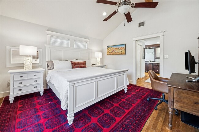 Building Photo - 825 Merrill St