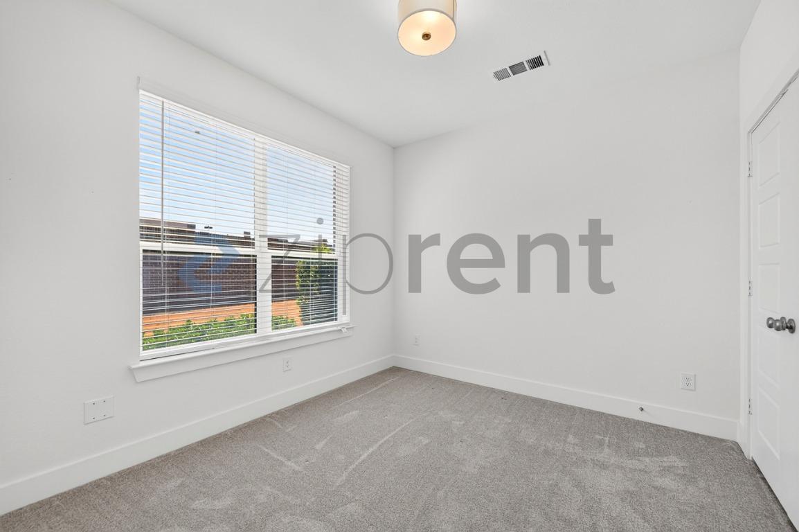 Building Photo - Unit