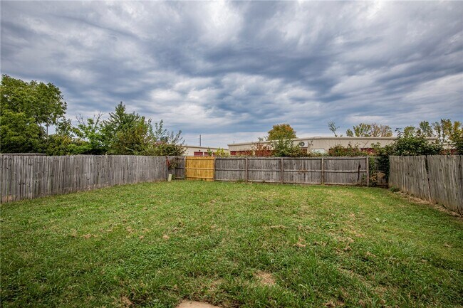Building Photo - 131 Foxglove St