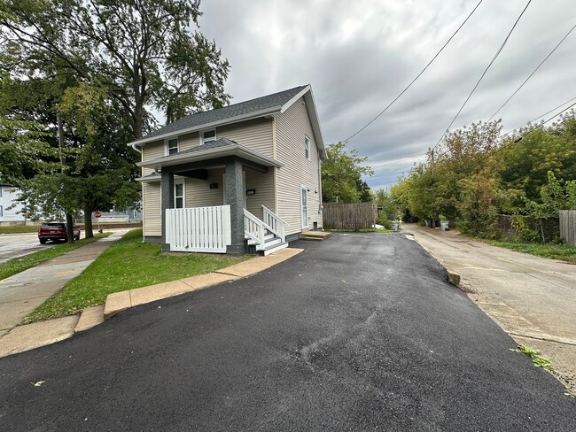 Building Photo - Renovated 2BR/1BA Rent to Own Home with Dr...