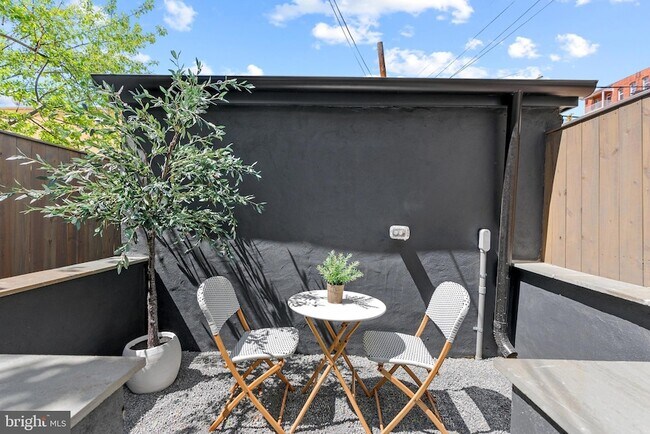 Building Photo - 2460 Ontario Rd NW