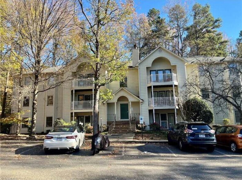 Primary Photo - 5928 W Friendly Ave