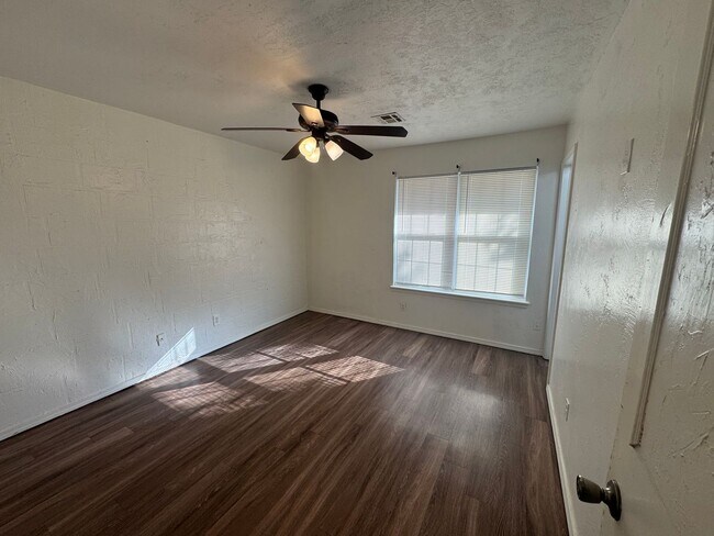 Building Photo - 3 bed ,2  brand new bathrooms, ready for m...