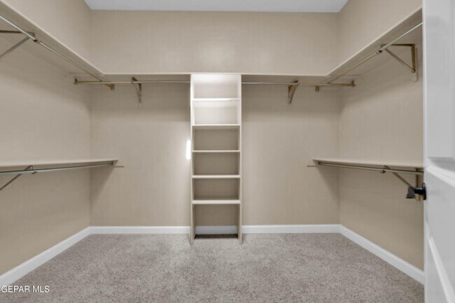 Building Photo - 5648 Valley Oak Dr