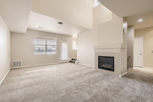 Building Photo - Maple Leaf Townhomes
