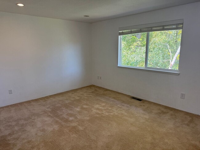 Building Photo - 3 Bedroom 2.5 Bath