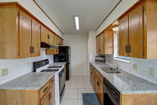 Building Photo - 2202 Saxony Dr