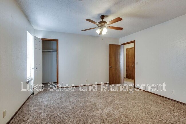 Building Photo - 6004 Paramount Dr