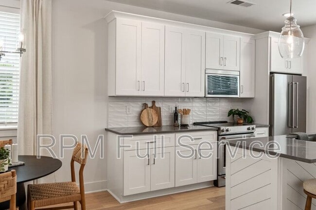 Building Photo - 708 N Dupont Ave