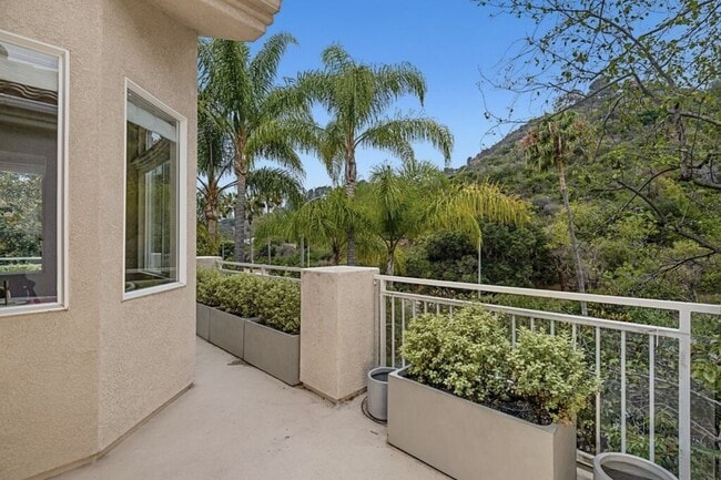 Building Photo - 718 Palisades Dr