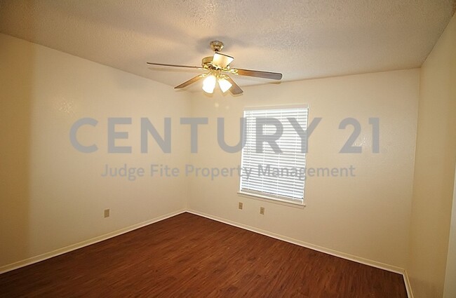 Building Photo - Cute 2/2 Duplex in DeSoto ISD For Rent!