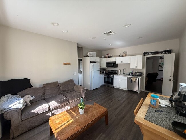 Building Photo - 7BD/4BA w/ Driveway Parking and Backyard!