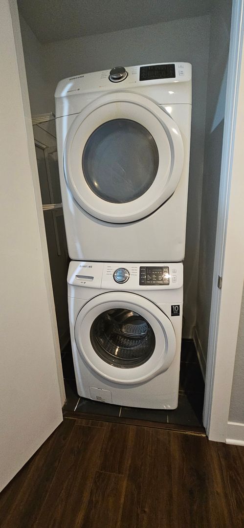 Building Photo - Congress Park High Rise Living! Huge Main Floor 2 Bed 2 Bath