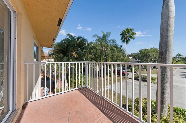 Building Photo - 1000 NE 9th Ave