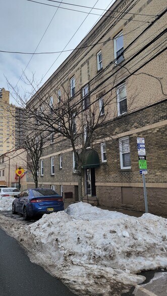 Building Photo - 31 67th St