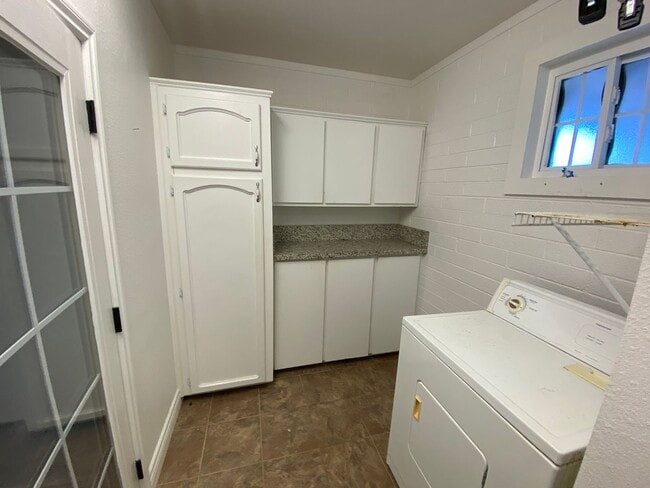 Building Photo - Remodeled 4-Bedroom Home in the Heart of K...