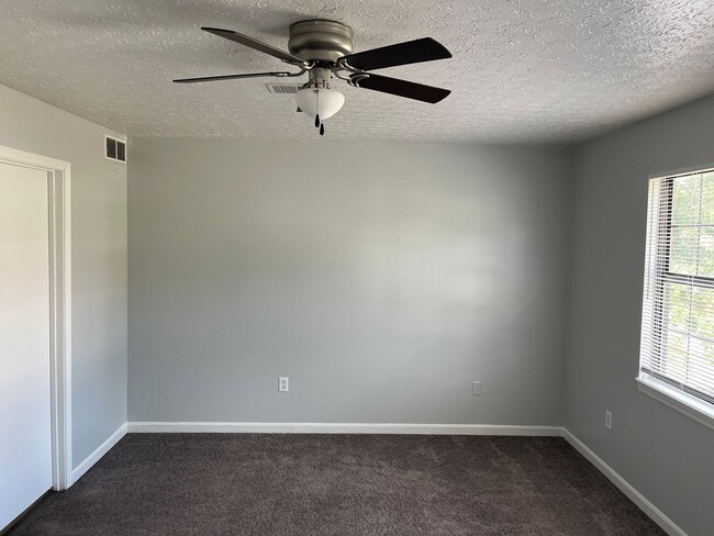 Building Photo - Cozy 3 Bedroom 2 Bathroom Townhouse