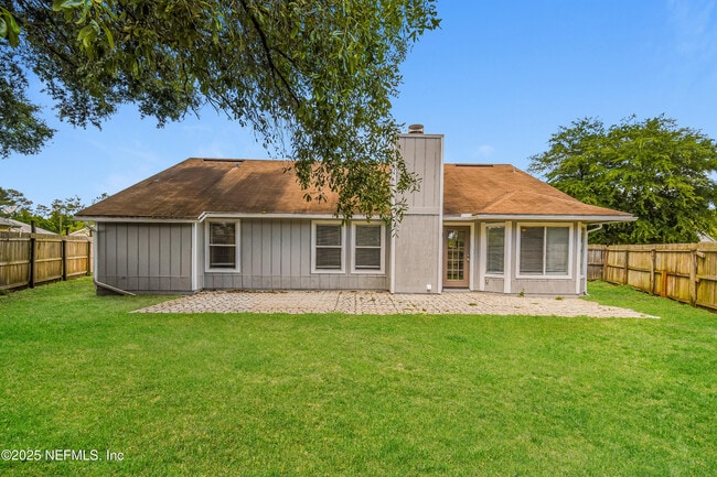 Building Photo - 8854 Rose Hill Dr N