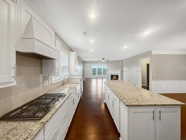 Building Photo - 813 Firefly Ct