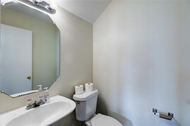 Building Photo - 16712 Hamilton Point Cir
